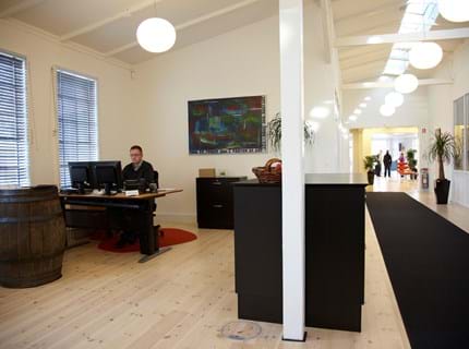 Filtløber i sort i bank lokale